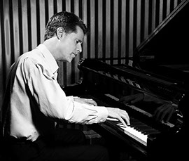 Pianist Andy Ostwald playing